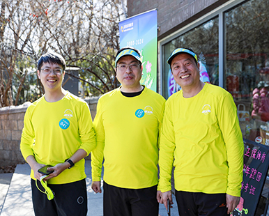 郭老師、侯老師、達江老師合影