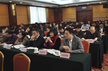 正保遠(yuǎn)程教育副總裁、正保育才總經(jīng)理孫洪峰，副總經(jīng)理錢慧高、彭樂群出席會議（從右至左排列）
