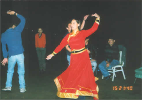 當(dāng)?shù)厝说奈枳朔浅?yōu)美，但是我們學(xué)起來(lái)就有些不倫不類(lèi)！