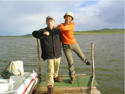 內(nèi)蒙最大的淡水湖，在夕陽(yáng)下顯得格外美麗，當(dāng)然，人更美麗！